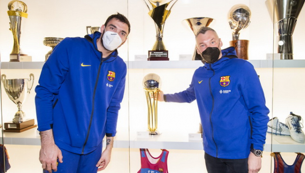 Š. Jasikevičius ir P. Oriola į „Barcelona“ klubo muziejų pristatė pirmąjį trofėjų (FOTO)