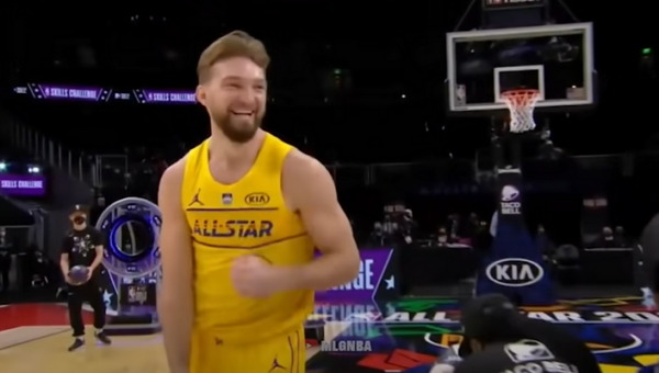 NBA „Visų žvaigždžių“ mače – Giannio benefisas ir D. Sabonio dėjimas (VIDEO)