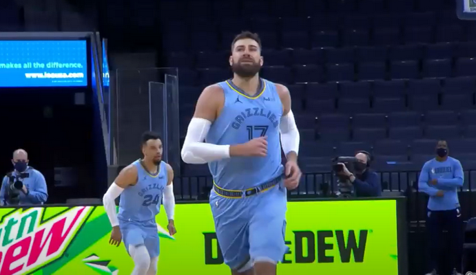 Sėkmingai žaidęs J. Valančiūnas su „Grizzlies“ pripažino „Warriors“ pranašumą (VIDEO)