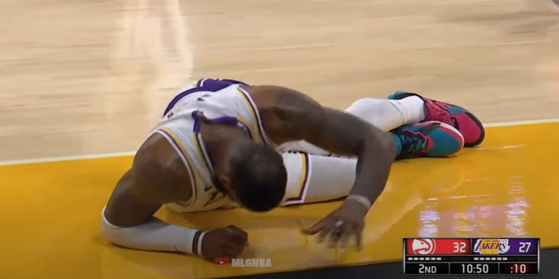 „Lakers“ pralaimėjo prieš „Hawks“, o LeBronas patyrė čiurnos traumą (VIDEO)