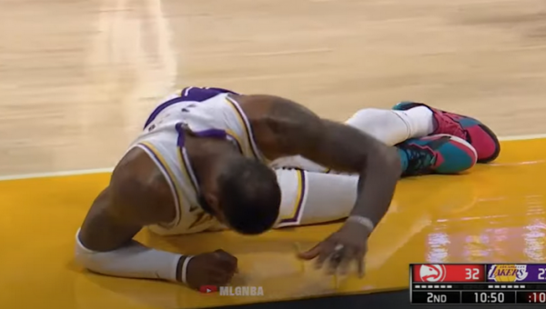 „Lakers“ pralaimėjo prieš „Hawks“, o LeBronas patyrė čiurnos traumą (VIDEO)
