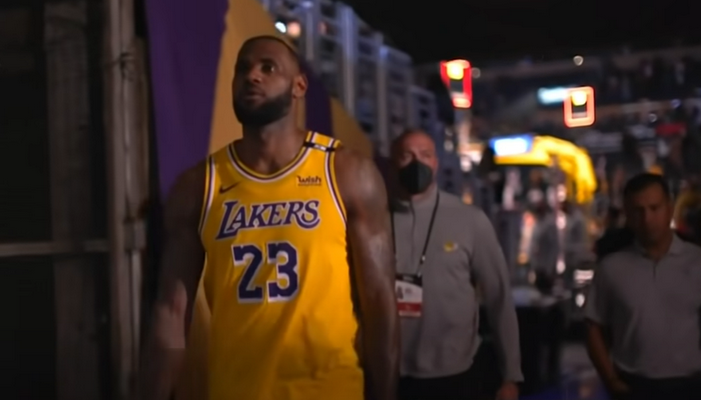 LeBronas: „Lakers“ buvo visomis prasmemis išsekę po „burbulo“ ir trumpo tarpsezonio