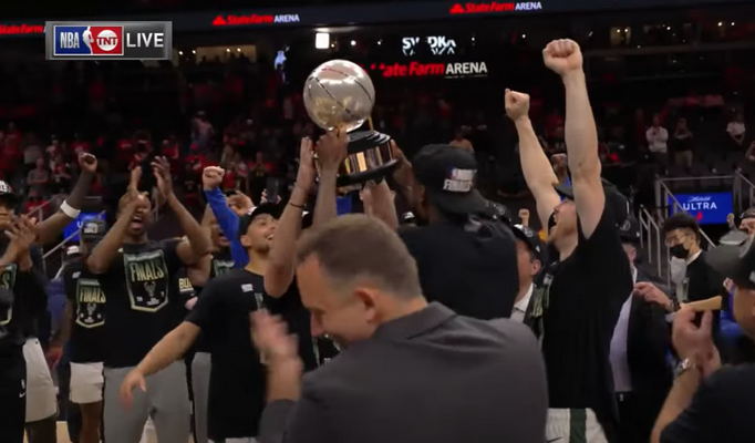 „Bucks“ vėl nugalėjo „Hawks“ ir žais NBA finale (VIDEO)
