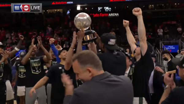 „Bucks“ vėl nugalėjo „Hawks“ ir žais NBA finale (VIDEO)
