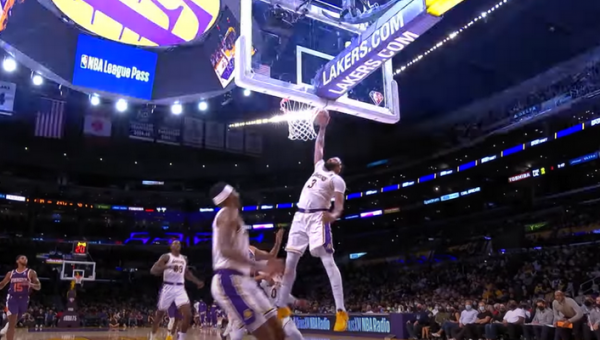 „Lakers“ žvaigždės A. Daviso dėjimas – įspūdingiausias NBA momentas (NBA rezultatai)