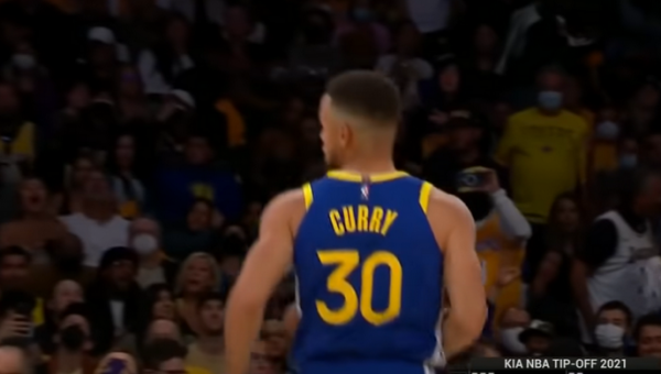 „Warriors“ sezono starte patiesė „Lakers“, o S. Curry užfiksavo trigubą dublį (Laimėjo ir „Bucks“)