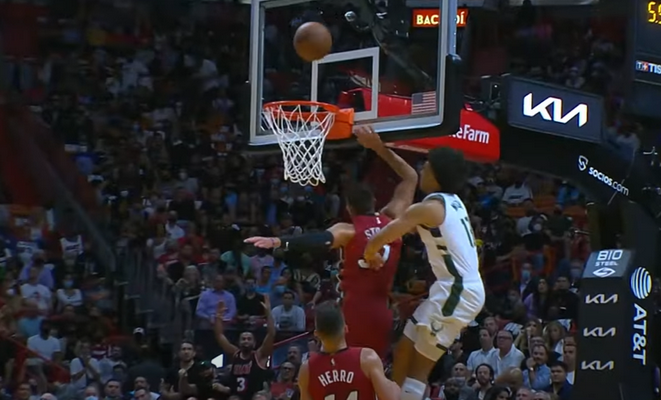 Įspūdingas momentas iš „Heat“ ir „Bucks“ mačo – gražiausias NBA nakties epizodas (VIDEO)