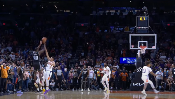 Žudikiškas H. Barneso šūvis paskutinę sekundę – įspūdingiausias NBA nakties momentas (VIDEO)