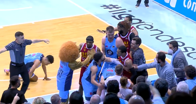 Ispanijos čempionate - „Breogan“ ir UCAM krepšininkų susistumdymas (VIDEO)