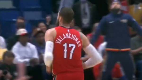 Tritaškių rekordą pakartojęs J. Valančiūnas padėjo „Pelicans“ pakilti iš NBA dugno