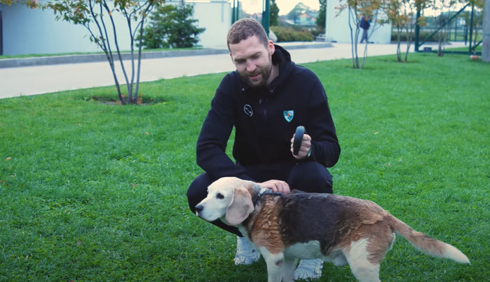Gyvūnų prieglaudą aplankęs J. Strelniekas: „Tai sušildo širdį“ (VIDEO)