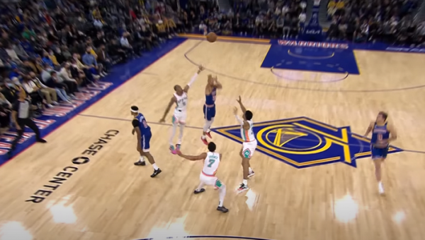 D. Cousinso perdavimas Gianniui bei S. Curry šūvis aidint sirenai – gražiausi NBA momentai