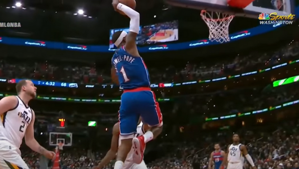 Pamatykite: „Wizards“ žaidėją nublokavo krepšinio lenta (VIDEO)
