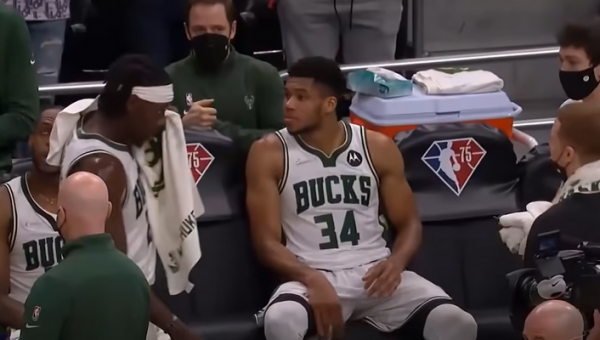 Kalėdiniame NBA mūšyje „Bucks“ palaužė „Celtics“ ekipą