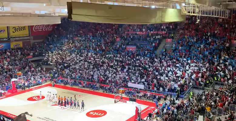 „Crvena Zvezda“ gerbėjai tribūnose sūkūrė perfomansą su Rusijos ir Serbijos vėliavomis (VIDEO)