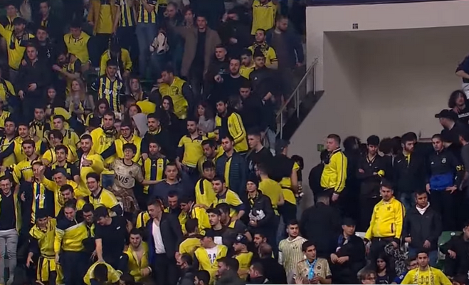 Stambulo derbyje – fanų emocijos ir išvaryti žiūrovai bei „Fenerbahče“ pergalė