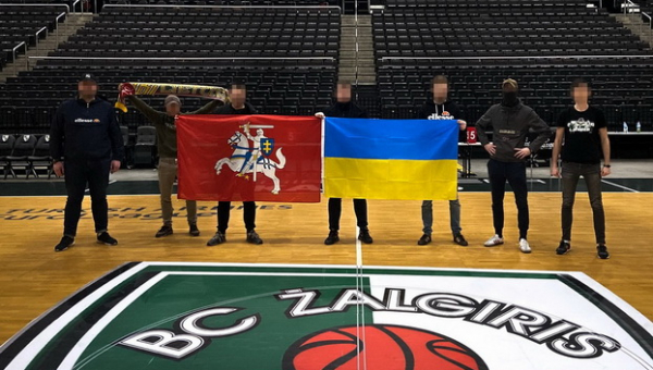 Pagirtinas gestas iš „Green White Boys“: kviečia į Ukrainos palaikymo akciją