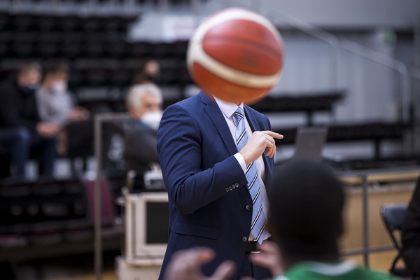 Geriausioje vasario sporto nuotraukoje – linksma krepšinio rungtynių akimirka