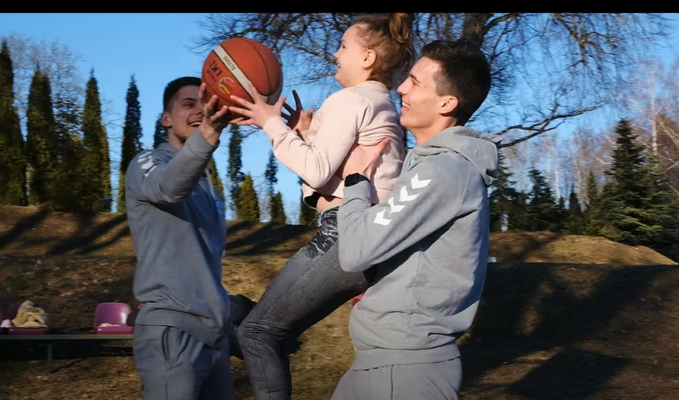 Jonavos krepšininkai aplankė ukrainiečius vaikus
