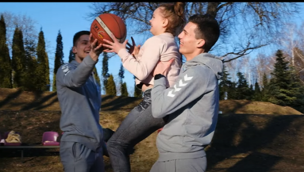 Jonavos krepšininkai aplankė ukrainiečius vaikus