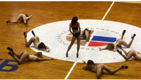 Rusijos krepšinio rungtynėse - pusnuogių šokėjų pasirodymas lyg striptizo klube (VIDEO)