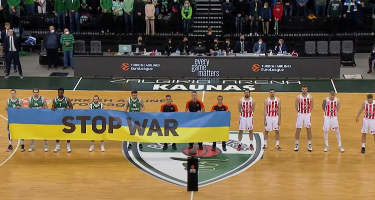 Apgailėtini: „Crvena Zvezda” žaidėjai nesutiko paimti į rankas plakato su užrašu „Stabdykite karą”