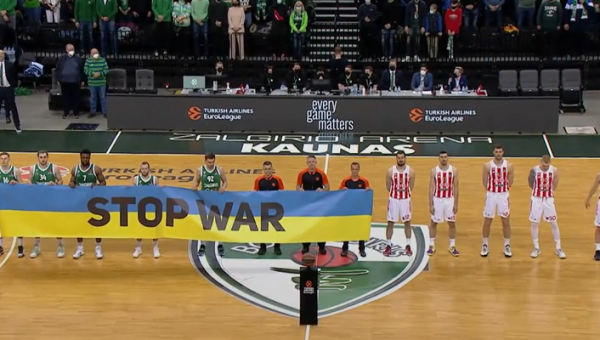 Apgailėtini: „Crvena Zvezda” žaidėjai nesutiko paimti į rankas plakato su užrašu „Stabdykite karą”