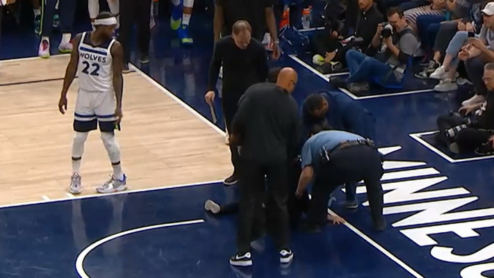 NBA mačą Mineapolyje sustabdė bandžiusi prie parketo prisiklijuoti protestuotoja (VIDEO)