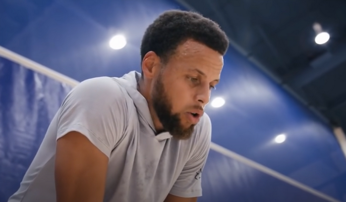 „Warriors“ centras K. Looney: S. Curry nuo krūtinės stumia didesnį svorį nei aš