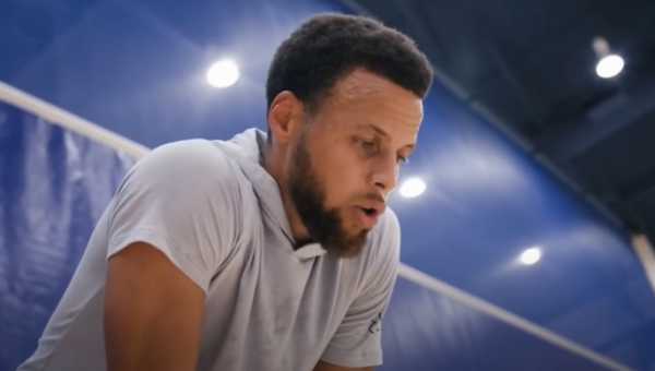 „Warriors“ centras K. Looney: S. Curry nuo krūtinės stumia didesnį svorį nei aš