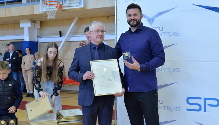 LKF viceprezidentas L. Kleiza su šimtmečiu sveikino Molėtų krepšinio entuziastus
