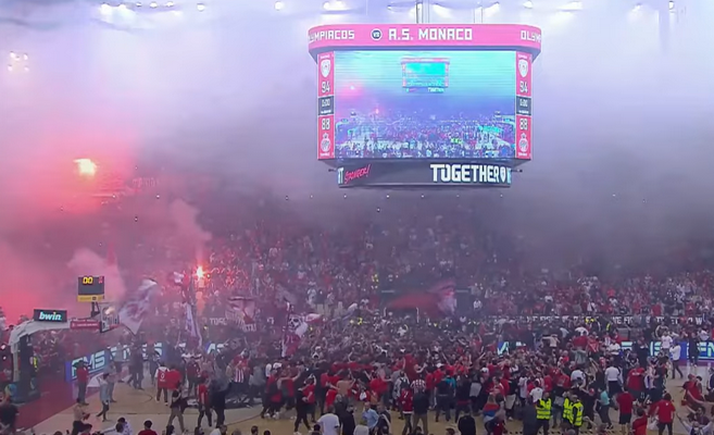 Eurolyga pasmerkė „Olympiacos“ gerbėjus (VIDEO)