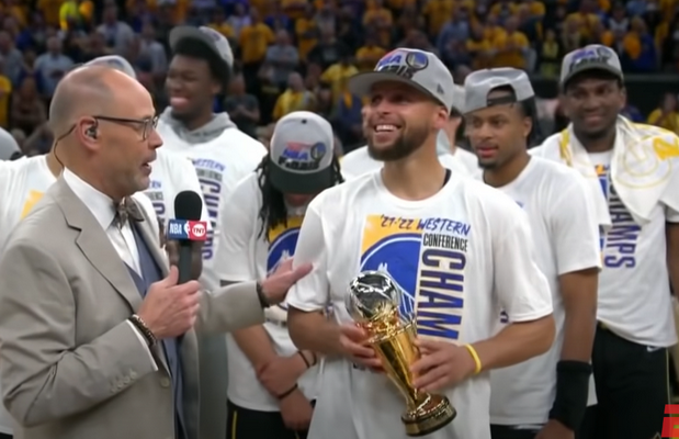 Pirmą kartą NBA istorijoje: S. Curry atiteko M. Johnsono trofėjus
