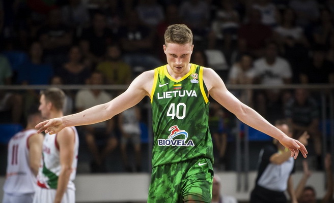 Lietuvos rinktinė tik po atkaklios kovos įveikė Bulgarijos krepšininkus