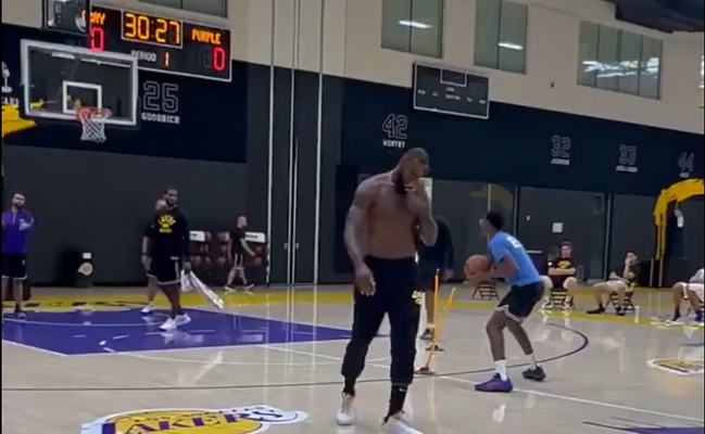 Pamatykite: L. Jamesas su sūnumis treniruojasi „Lakers“ bazėje (VIDEO)