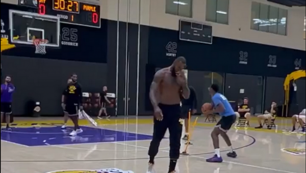 Pamatykite: L. Jamesas su sūnumis treniruojasi „Lakers“ bazėje (VIDEO)