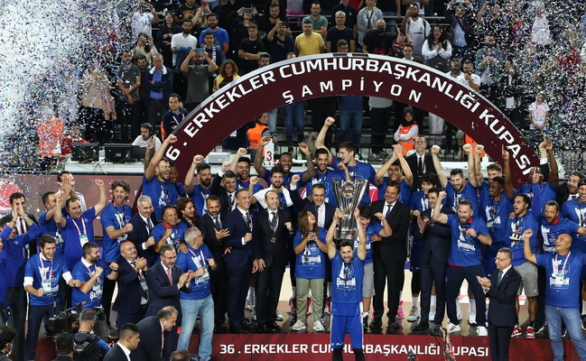„Anadolu Efes“ įveikė „Fenerbahče“ ir iškovojo Prezidento taurę