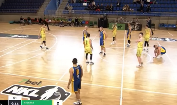 Kuriozas NKL čempionate: „Atleto“ krepšininkai pradėjo pulti į savo krepšį (VIDEO)