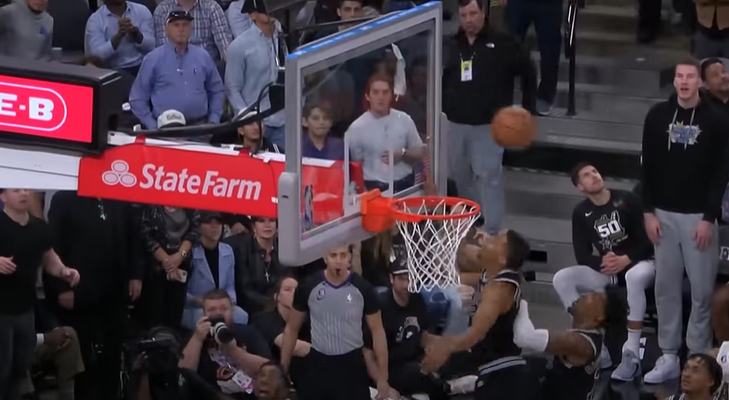Galingas „Spurs“ puolėjo blokas - gražiausias NBA nakties epizodas (VIDEO)