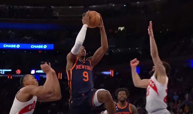 Gražiausias NBA nakties epizodas - „Knicks“ žaidėjo dėjimas paskutinėmis sekundėmis (VIDEO)