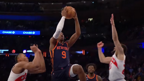 Gražiausias NBA nakties epizodas - „Knicks“ žaidėjo dėjimas paskutinėmis sekundėmis (VIDEO)