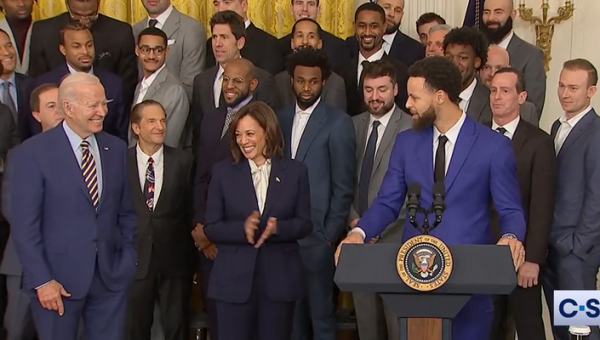 NBA čempionai „Warriors“ apsilankė Baltuosiuose rūmuose