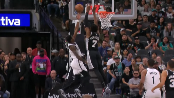 Gražiausias NBA nakties epizodas - galingas „Spurs“ žaidėjo blokas (VIDEO)
