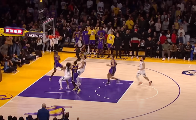 Gražiausias NBA nakties epizodas - pergalingi „Lakers“ taškai (VIDEO)