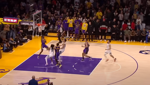 Gražiausias NBA nakties epizodas - pergalingi „Lakers“ taškai (VIDEO)