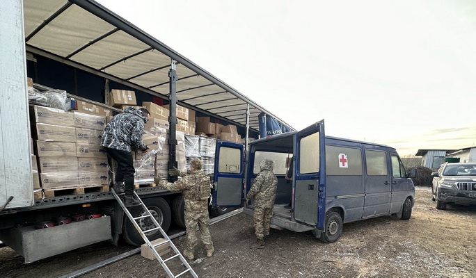 Karo paveikslas nepagražintoje dokumentikoje apie „Wolves“ humanitarinę misiją Ukrainoje