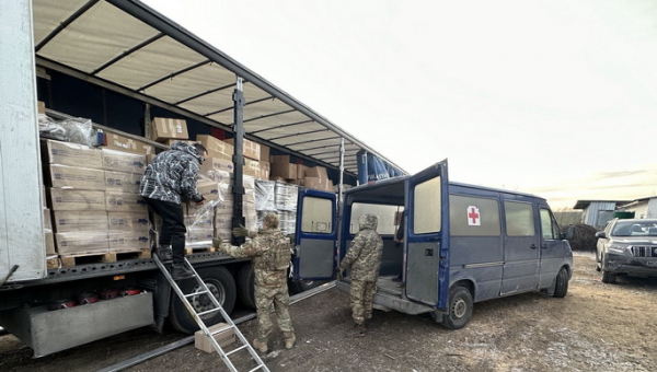 Karo paveikslas nepagražintoje dokumentikoje apie „Wolves“ humanitarinę misiją Ukrainoje