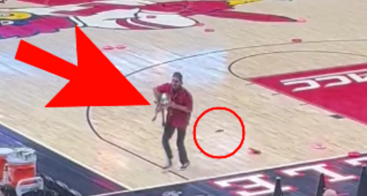 Būna ir taip: NCAA mačo metu šuo pridergė ant parketo (VIDEO)