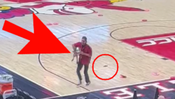 Būna ir taip: NCAA mačo metu šuo pridergė ant parketo (VIDEO)