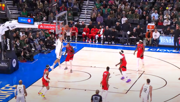 Gražiausias NBA nakties epizodas - „Bucks“ aukštaūgio dėjimas (VIDEO)